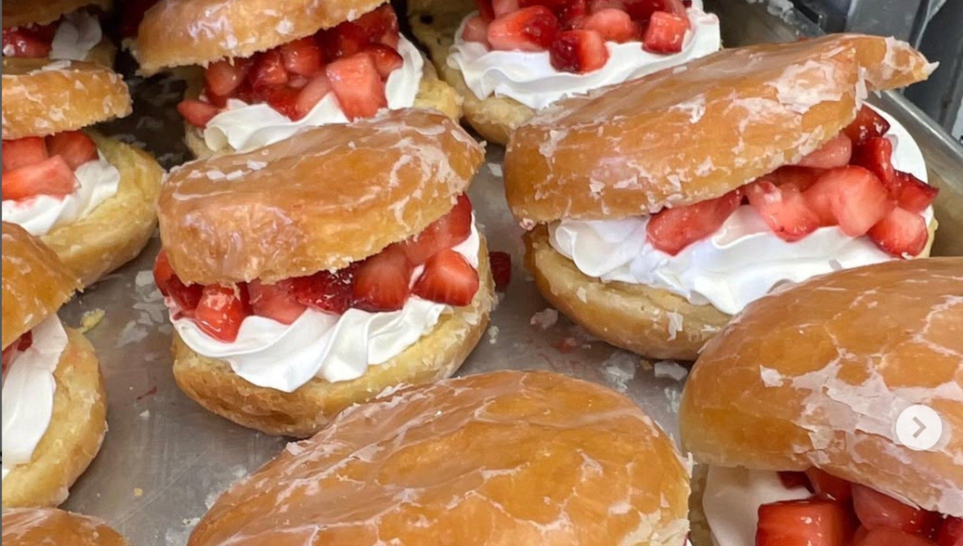 Pinkbox Donuts (Image via Instagram/ @pinkboxdoughnuts)