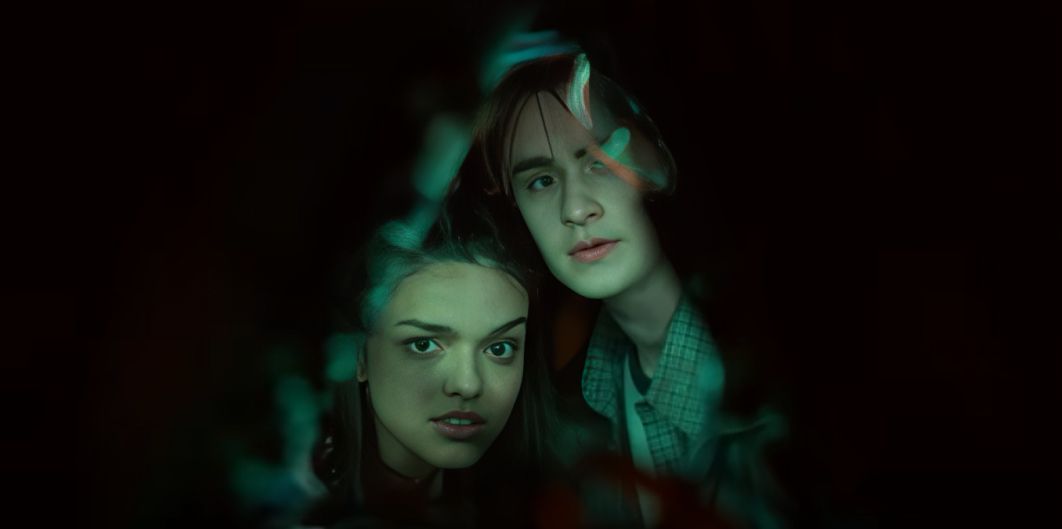 Eli and Laura from Y2K (Image Via YT/@A24)