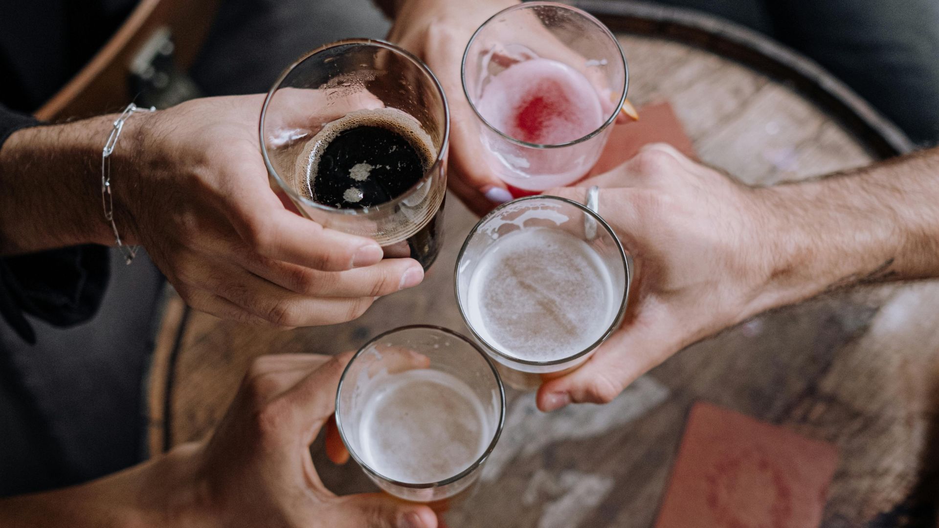 Group of friends and drinks (Image via Pexels / cottonbro studio)