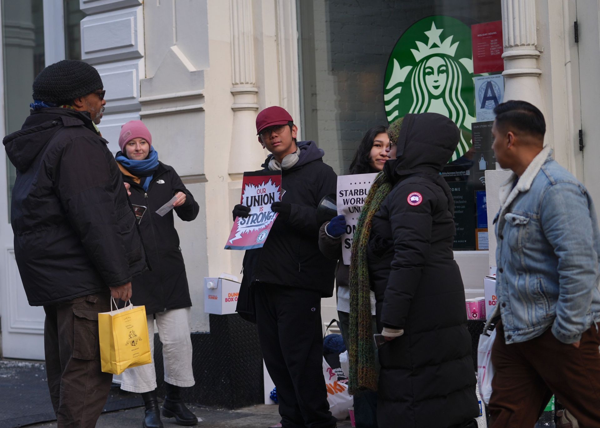 Strike initiated by Starbucks employees spread nationwide in United States - Source: Getty