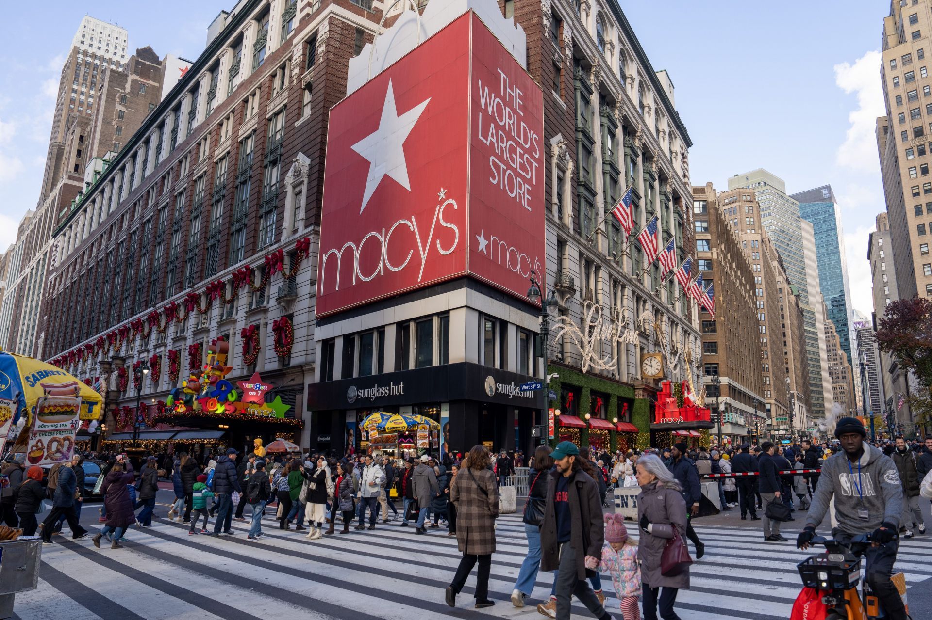 Shoppers Look For Deals On Black Friday As Holiday Shopping Season Begins - Source: Getty