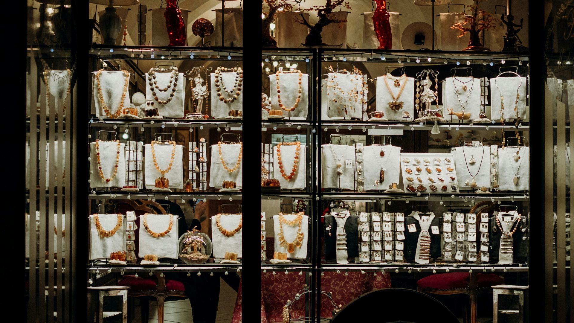 Jewelry store (Image via Unsplash / Marius Cern)