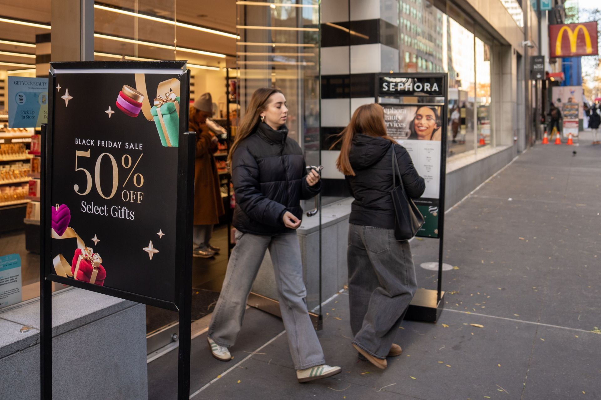 Shoppers Look For Deals On Black Friday As Holiday Shopping Season Begins - Source: Getty