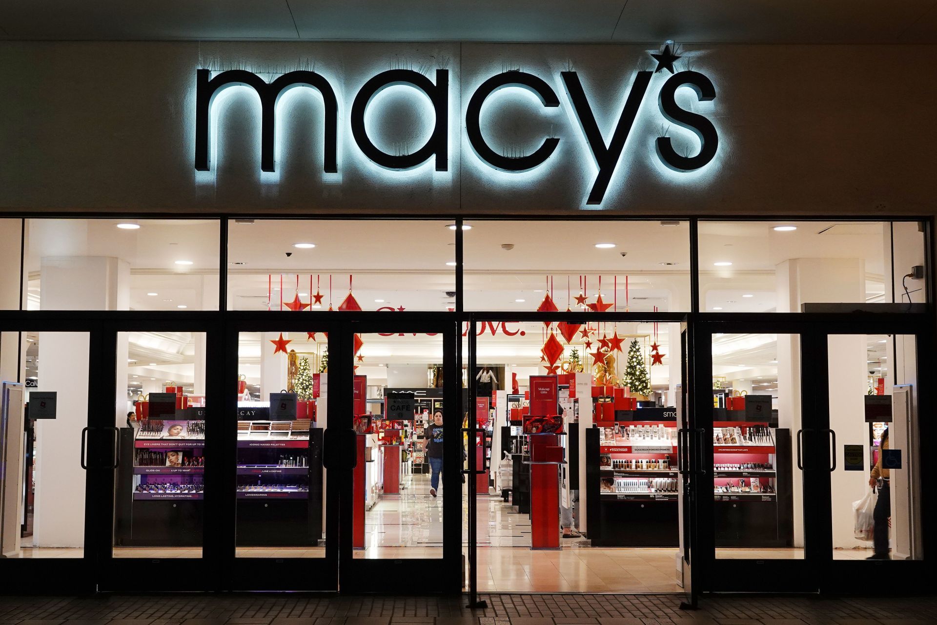 6 fashion deals to avail from Macy’s end-of-year-sale to look great during New Years parties