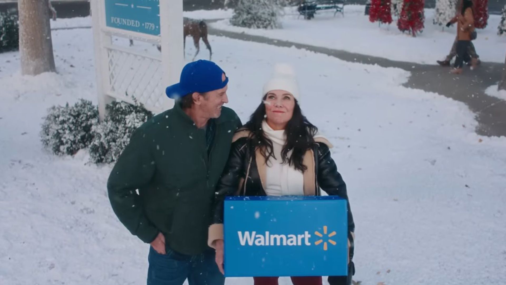 Lauren Graham and Scott Patterson in the Walmart ad (Image via YouTube/ Walmart)