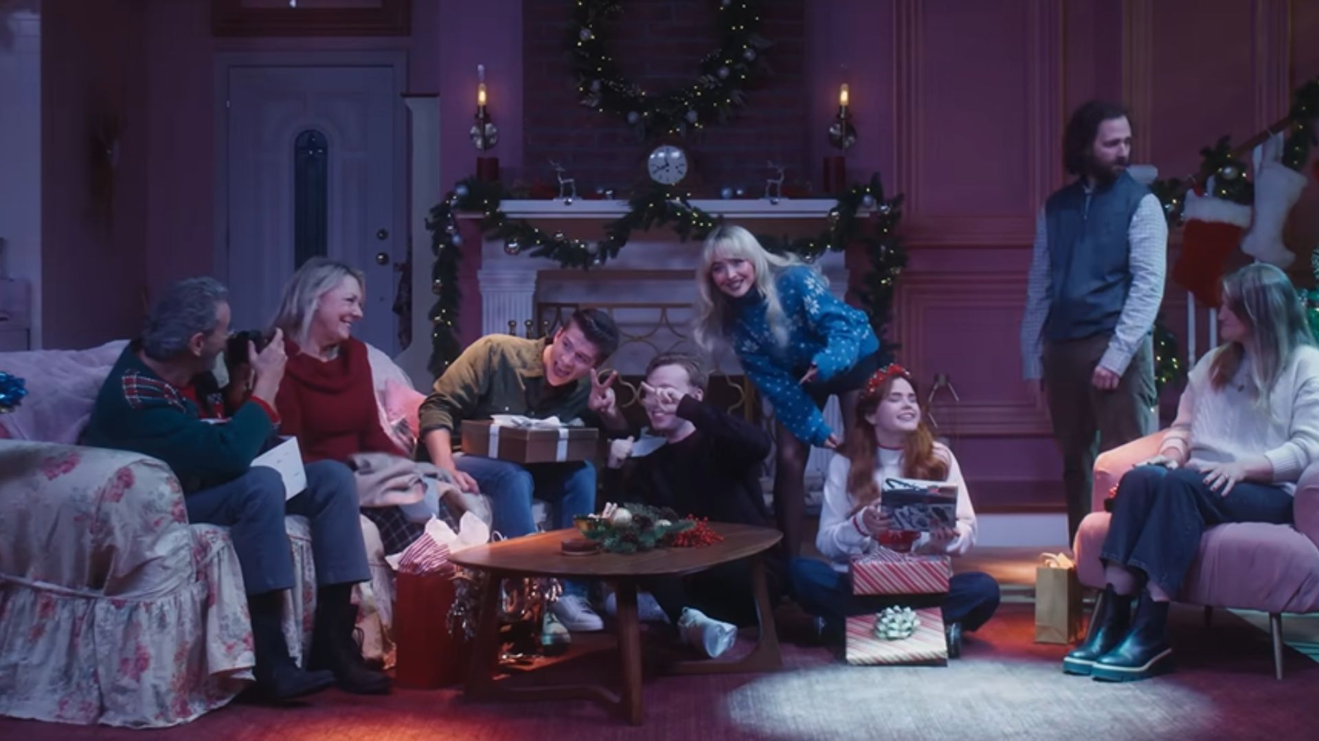 A scene from A Nonsense Christmas With Sabrina Carpenter (Image via Netflix)