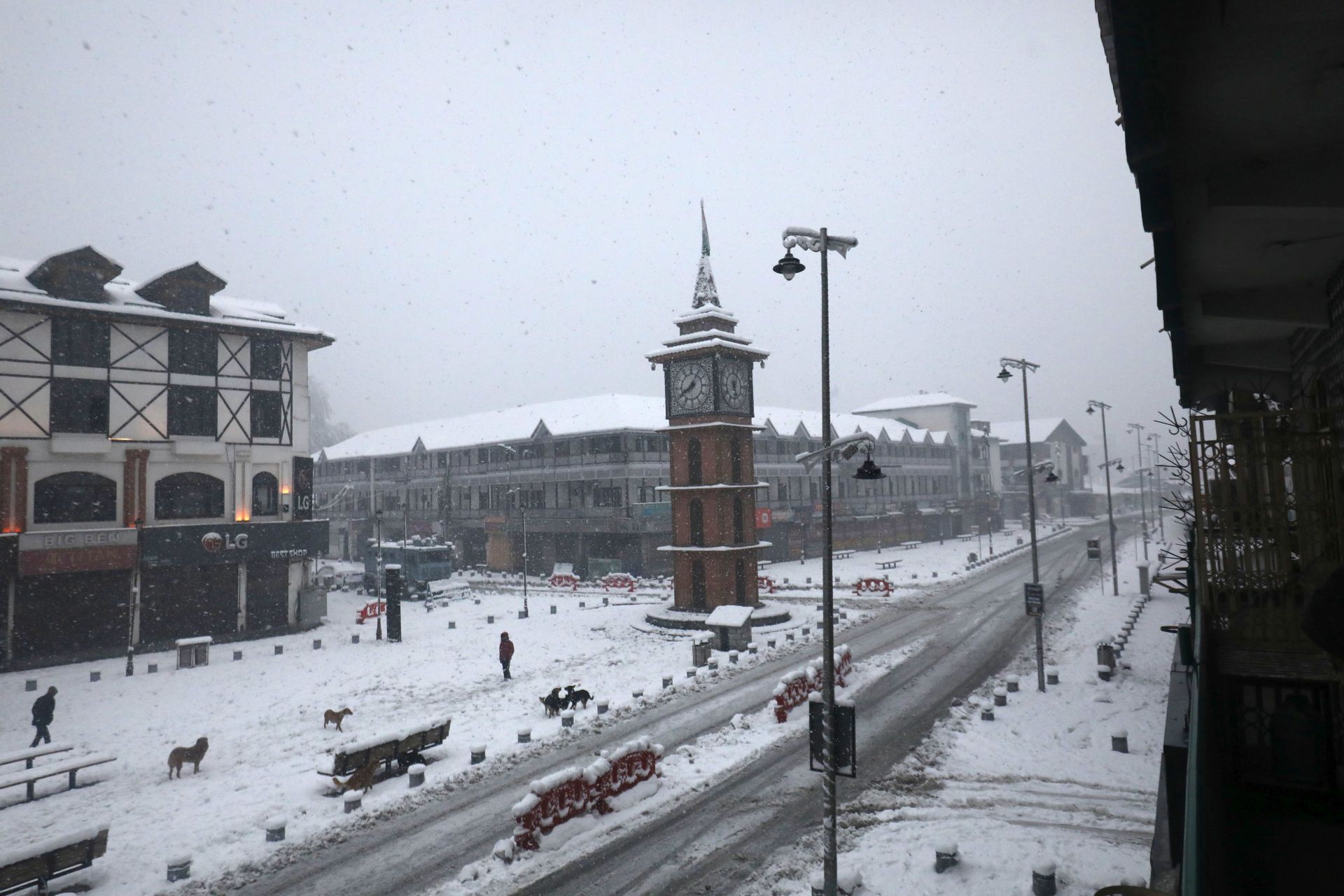 Heavy Snowfall Disrupts Life In Kashmir, Flights Grounded, Highway Closed - Source: Getty