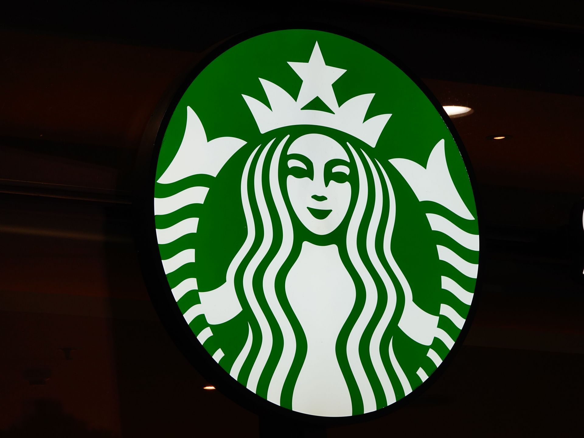 Starbucks (Image via Getty)