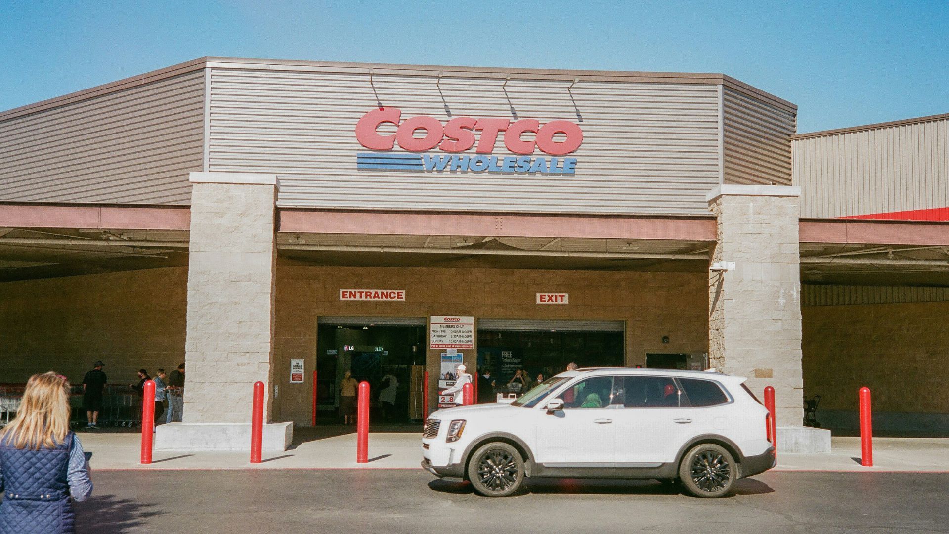 Costco store (Image via Unsplash / Grant Beirute)