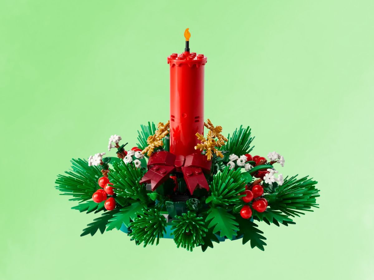 Christmas Table Decoration (Image via LEGO)