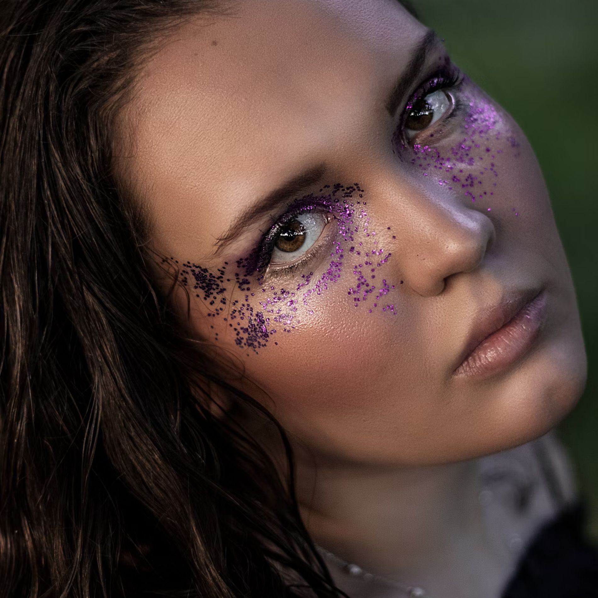 The Glitter Glam (Image via Unsplash/ Tide_trasher_x)