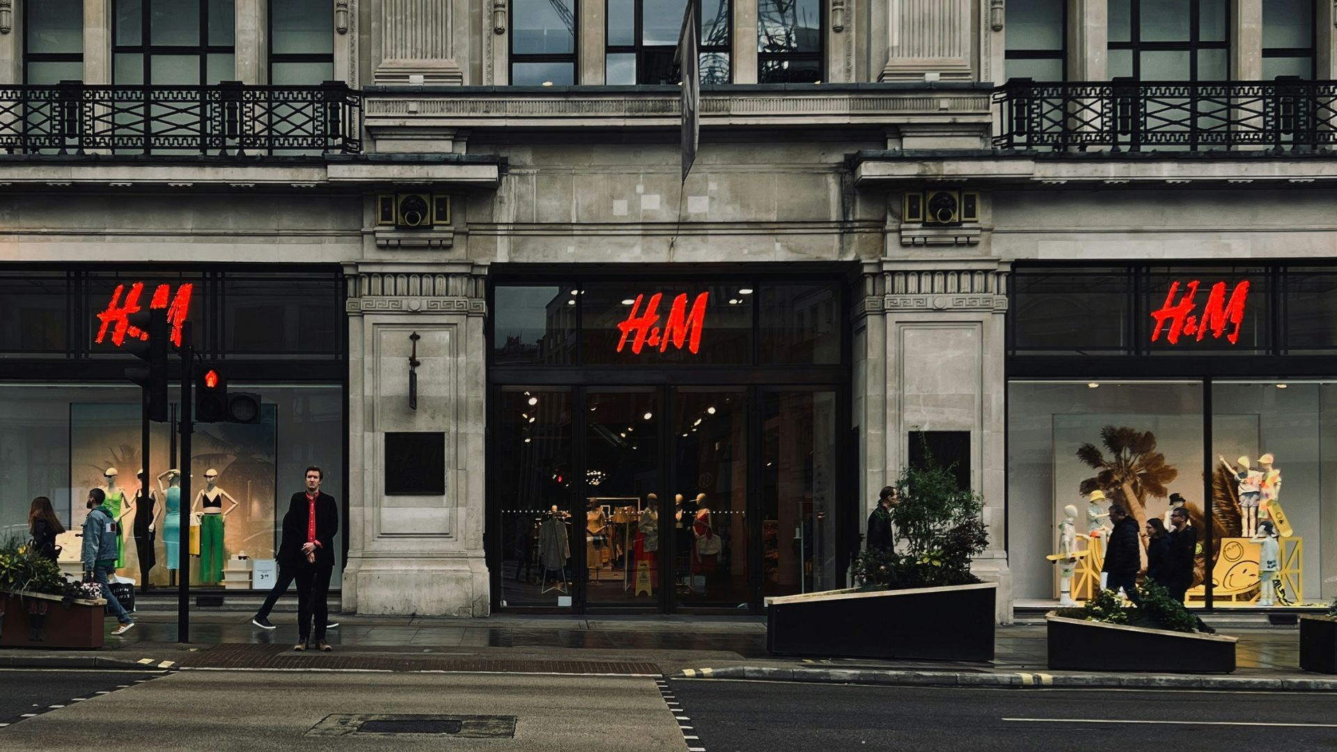 H&amp;M Cyber Monday deals (Image via Unsplash / Minhaj Mohammed)