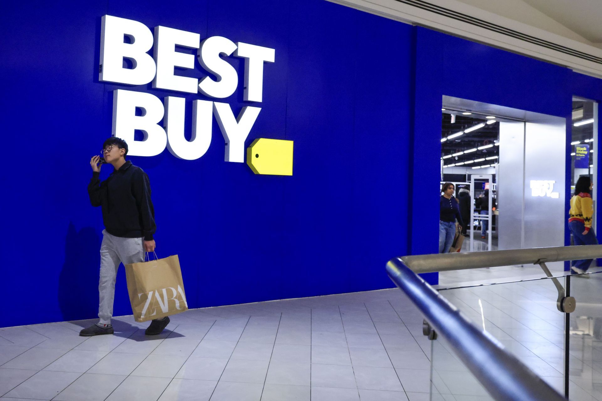 Shoppers Look For Deals On Black Friday As Holiday Shopping Season Begins - Source: Getty