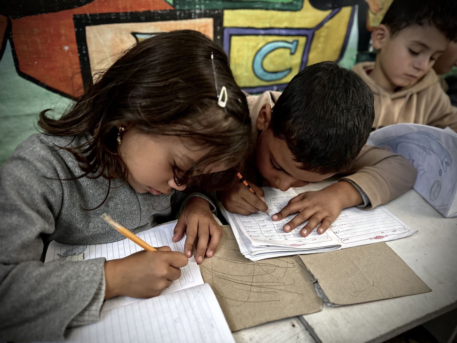 Students continue their education inside the tents in Gaza amid Israeli attacks - Source: Getty