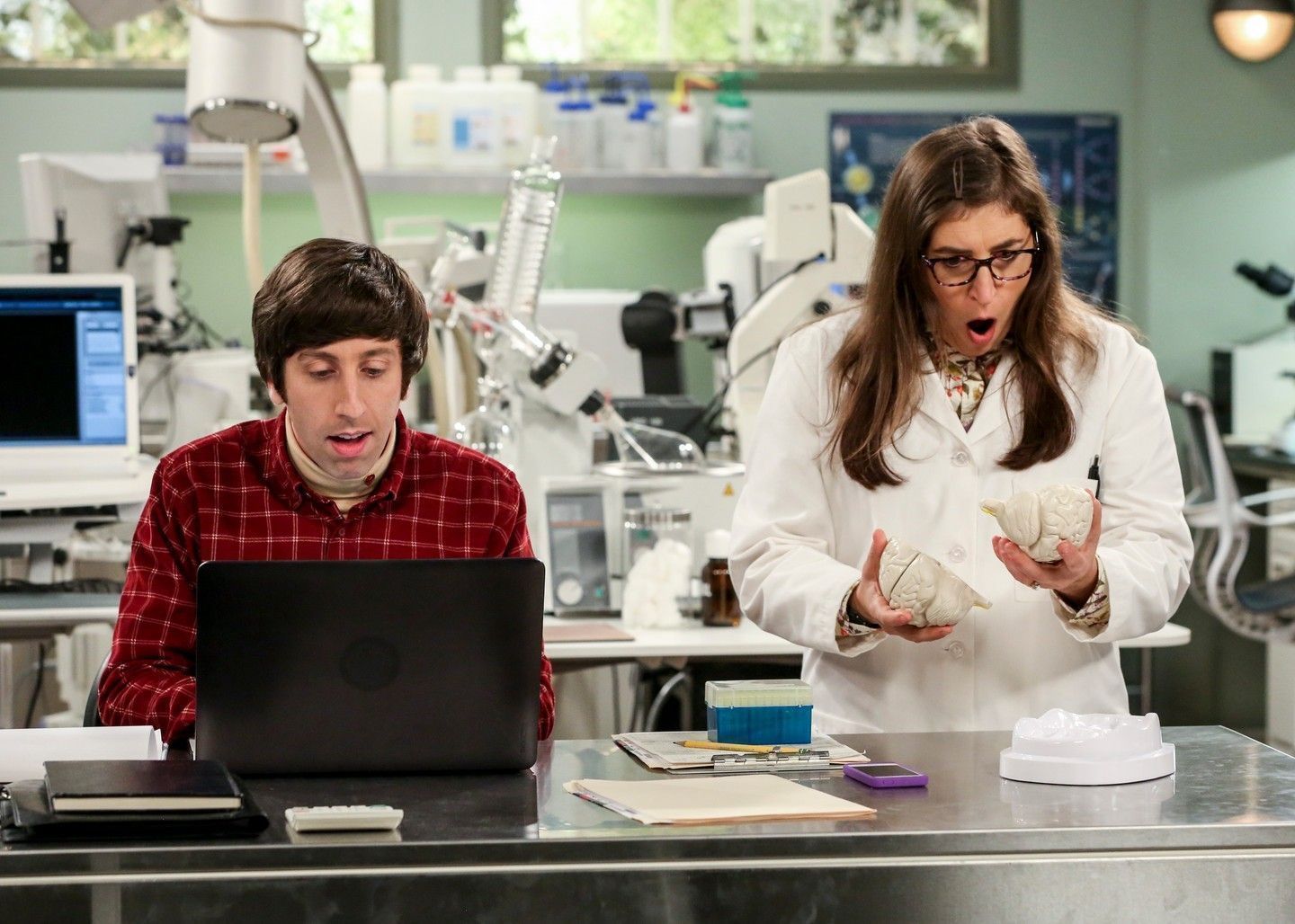 Big Bang Theory: Is Howard&#039;s hair a wig?