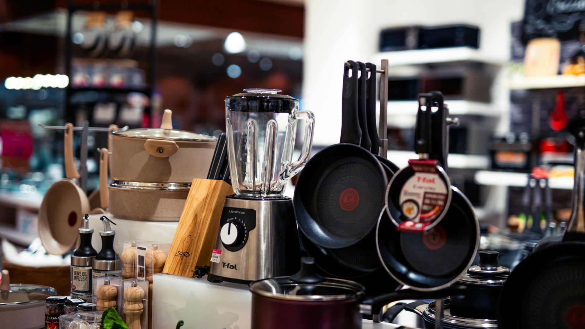 Kitchen appliances in a store (Image via Pexels /  Ludovic Delot)