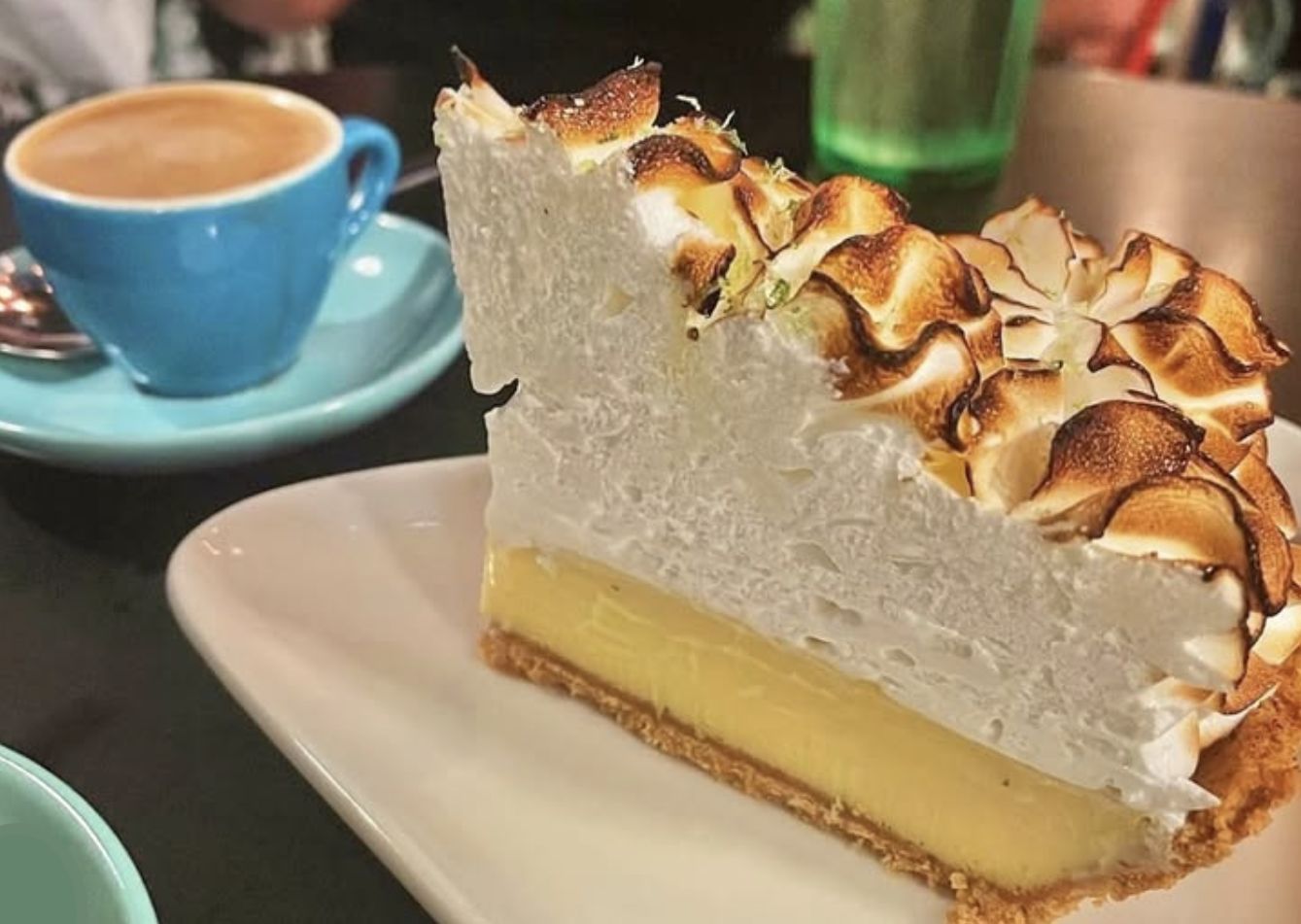 Cuban coffee and a slice of key lime pie (Image via Instagram/@moondogcafekw)