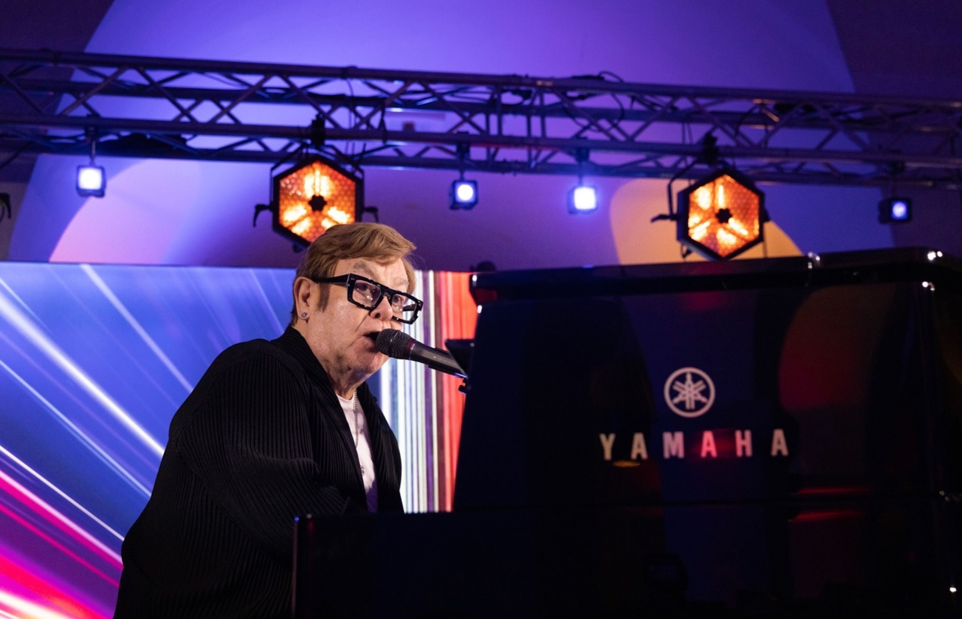  Elton John jokingly addresses eyesight issues at the Golden Globes