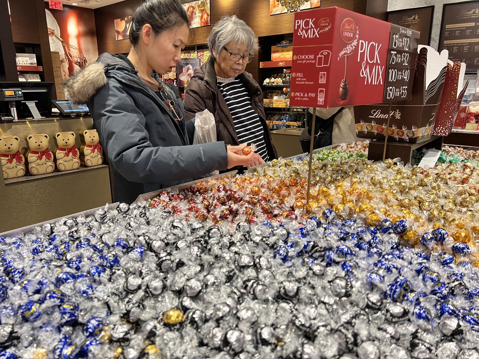 Lindt chocolates (Image via Getty)