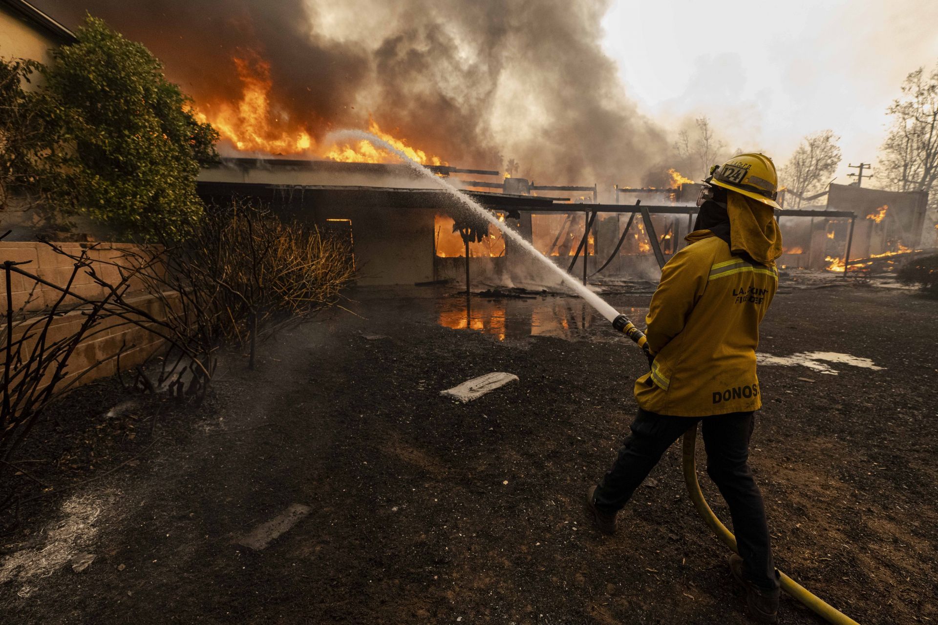 Eaton Fire scorches over 10,600 acres northeast of Los Angeles - Source: Getty