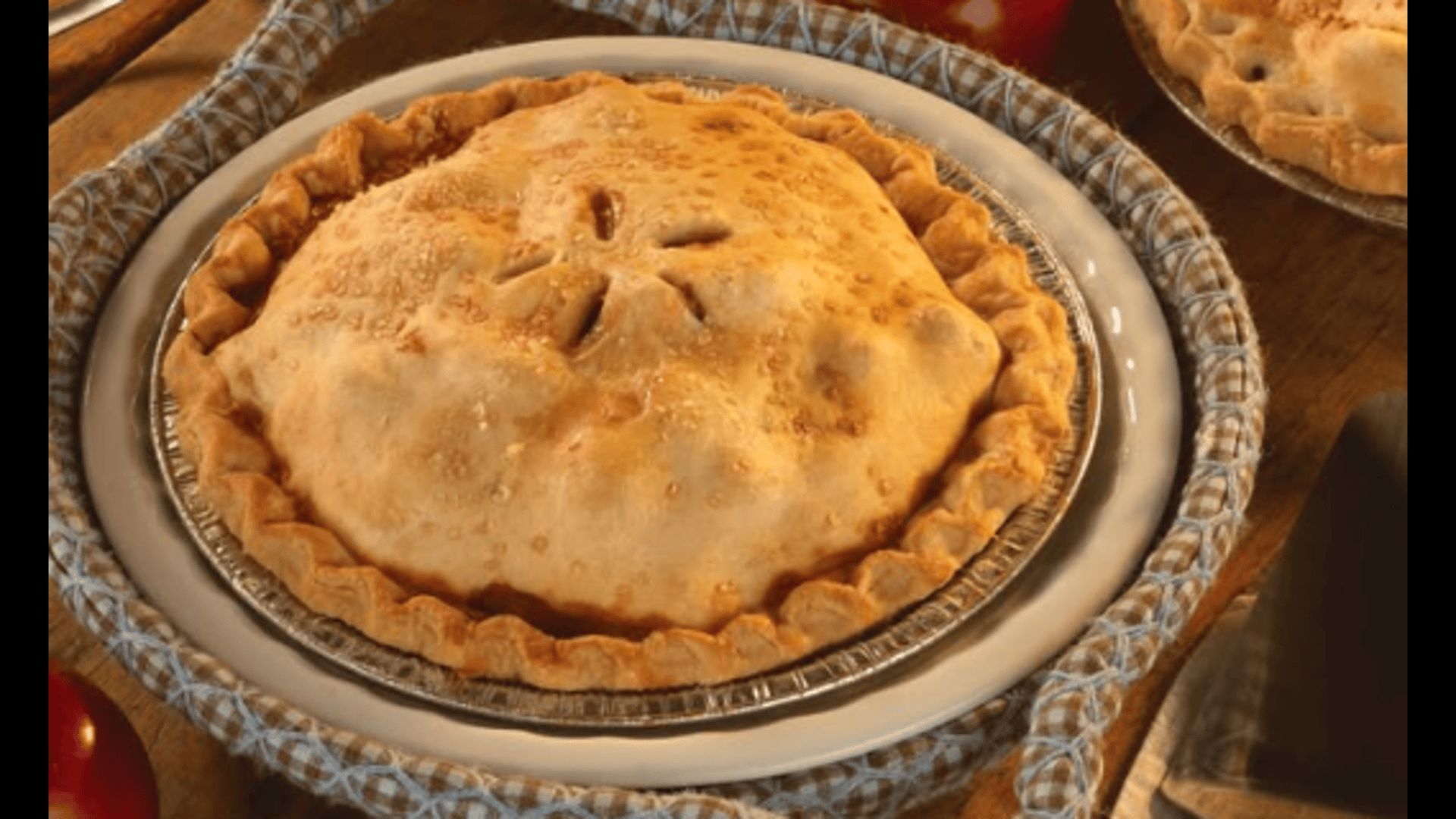 Apple pie at Cold Hollow (Image via Instagram/@coldhollowcidermillvt)