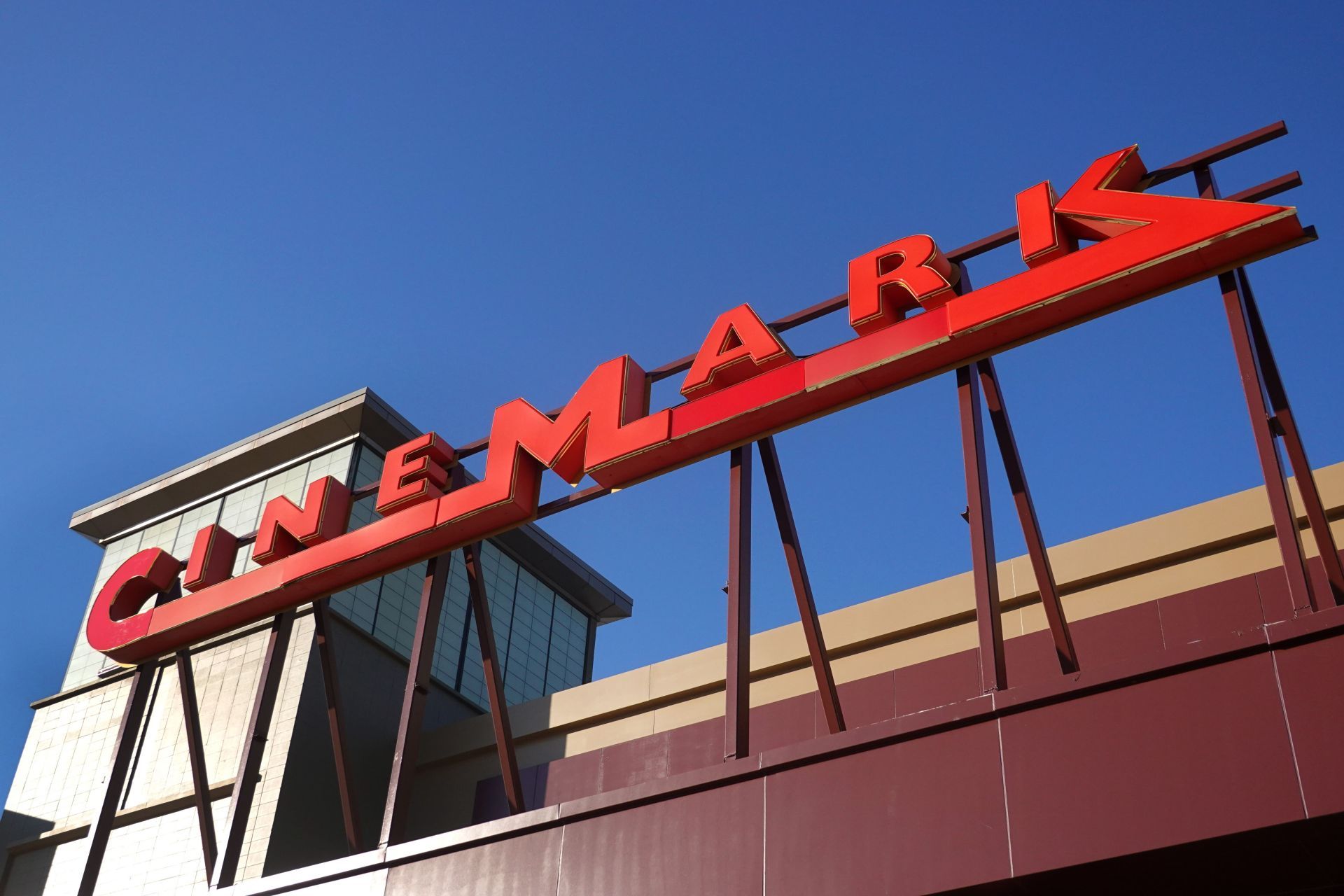 "Oh don't mind me and my barrel" Fans react hilariously to Cinemark