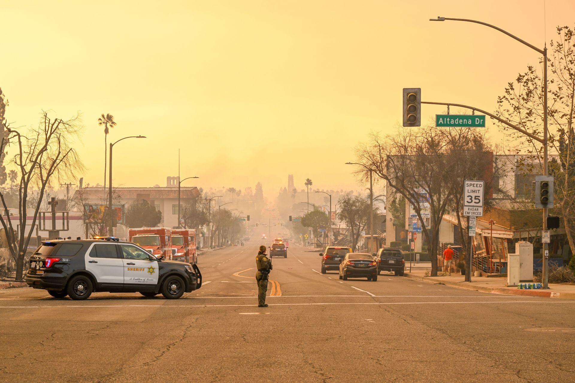 A fire in the west of West Hills started on January 9 afternoon (Image via Tayfun Coskun/Anadolu/Getty Images)