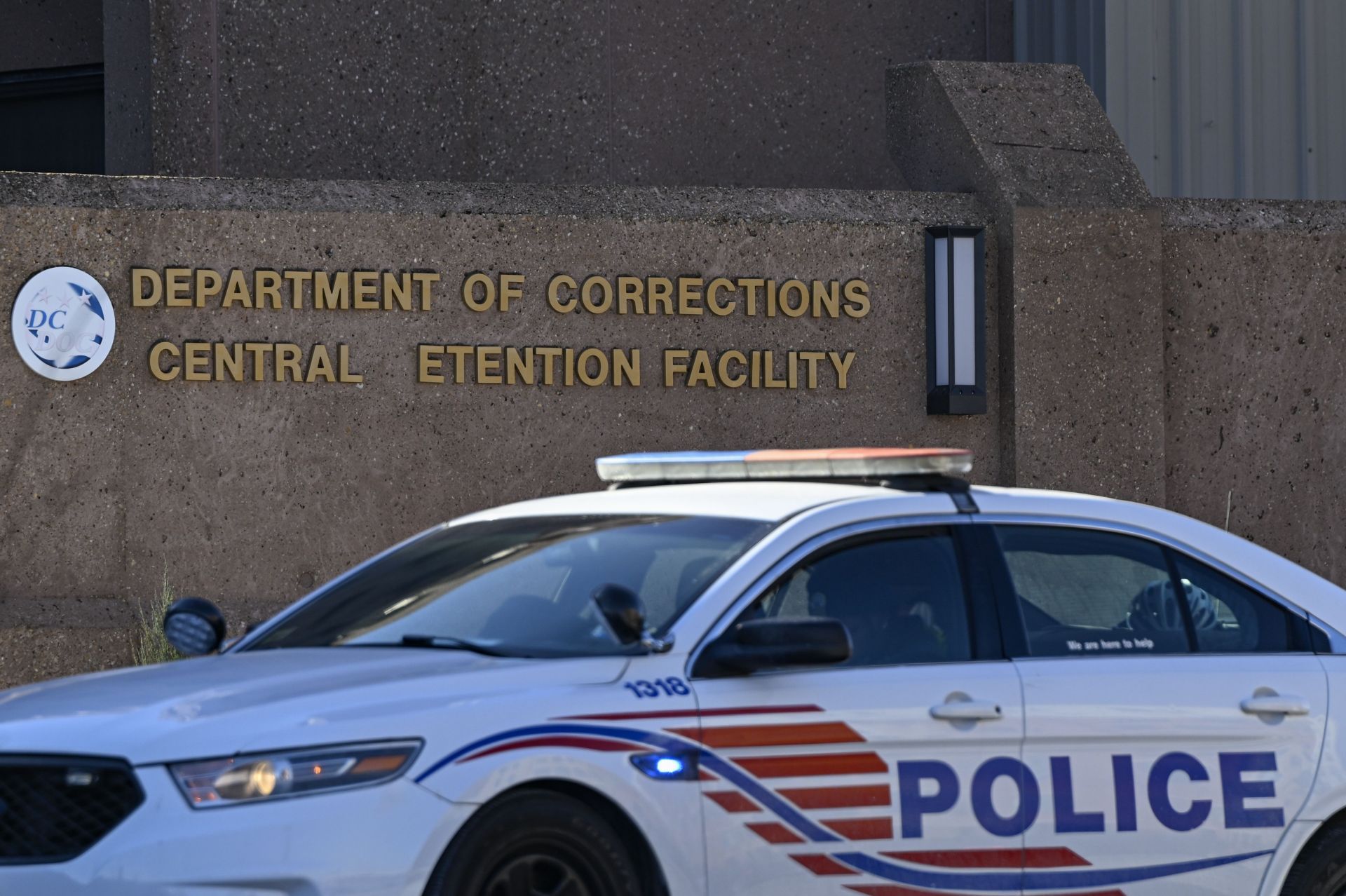 Families wait outside DC jail as Jan. 6 defendants are released - Source: Getty