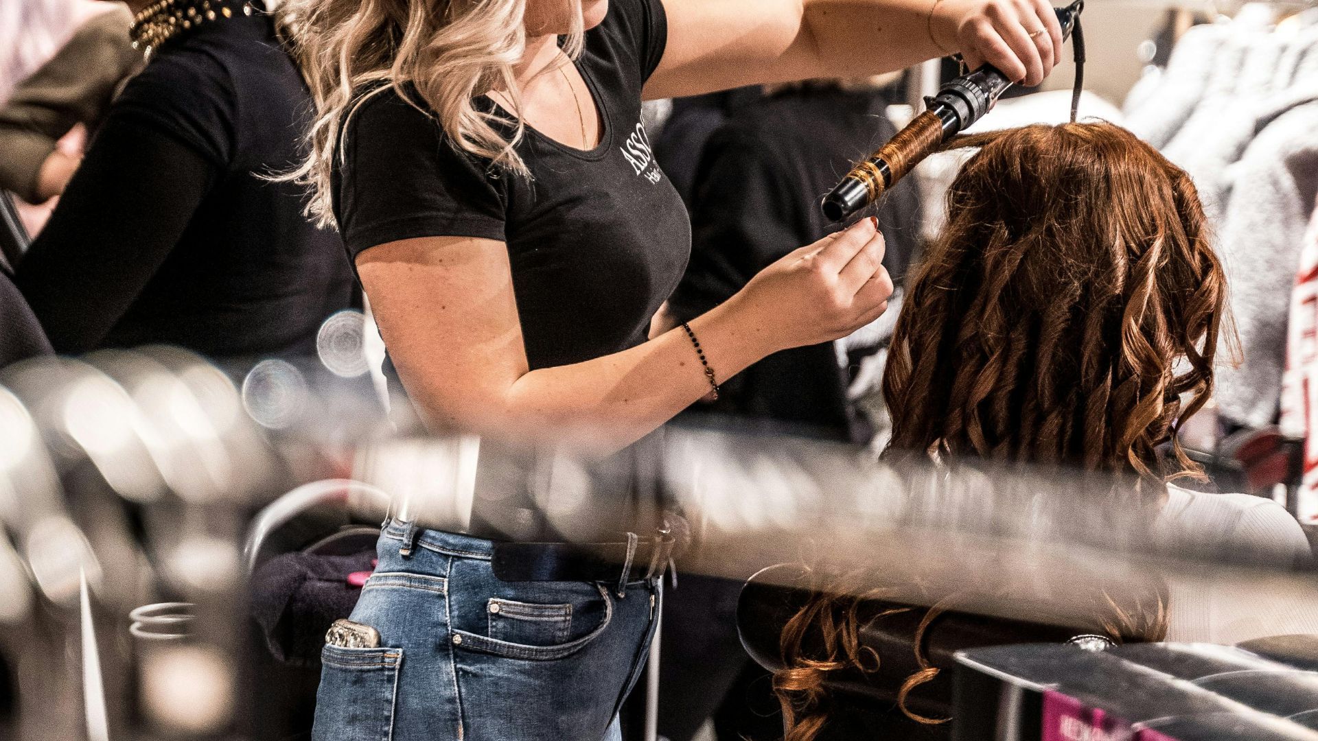 A hairstylist (Image via Pexels)