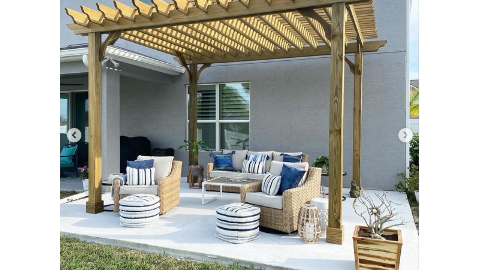 Outdoor Patio Deck in Boho Style (Image via Instagram/cr8tivewanderlust)