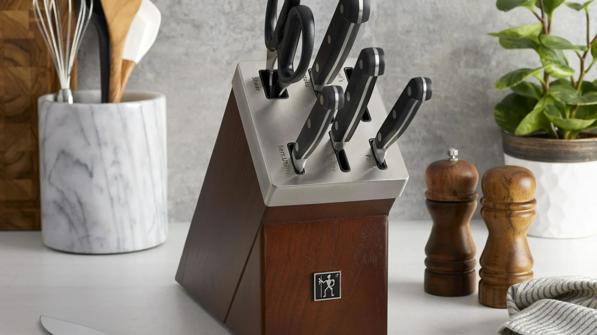 Henckels Classic 7-pc Self-Sharpening Knife Block Set (Image via Walmart)