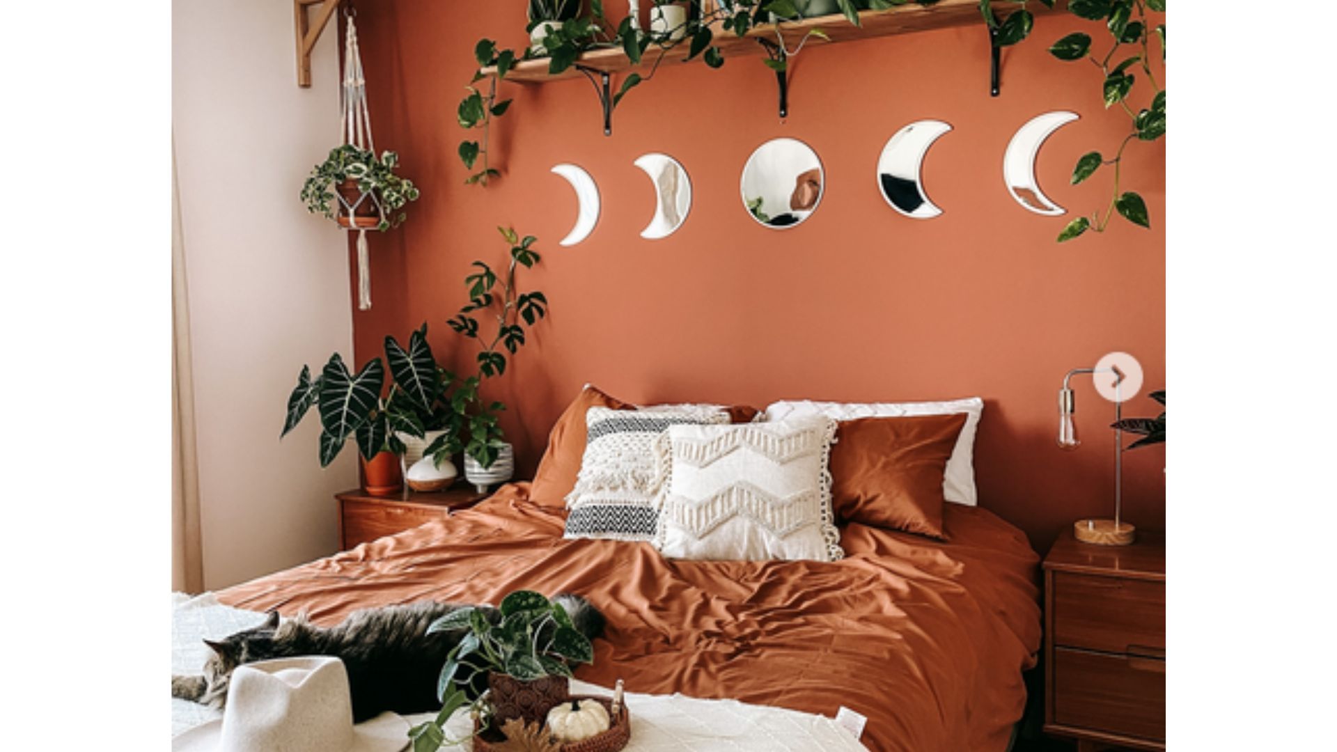 Vibrant Boho Bedroom (Image via Instagram/laura_pigeon)