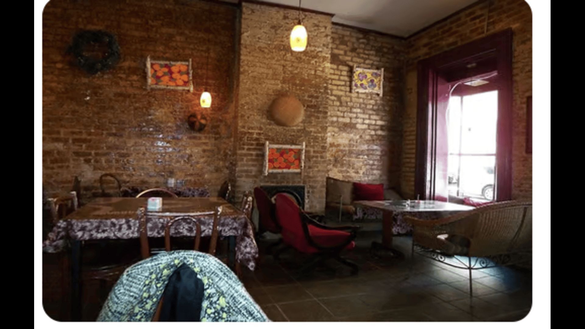 Rustic interiors of Bennachin will take you back to Africa (Image via @bennachinrestaurant.com)