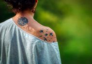 Bird-inspired tattoo (Image via Unsplash/ Luismi Sánchez)