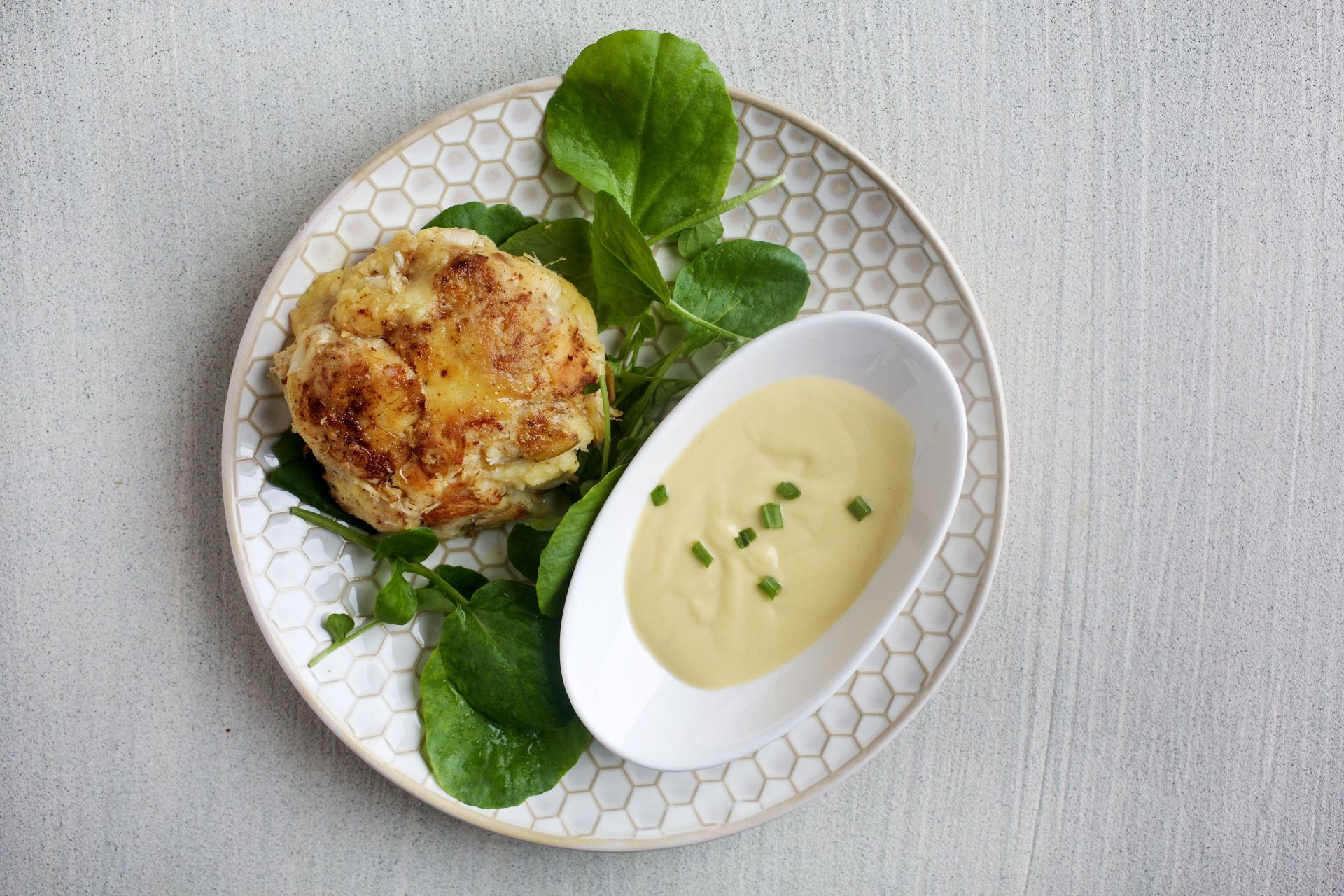 Crab Cakes are easy yet flavorsome (Image via Getty)