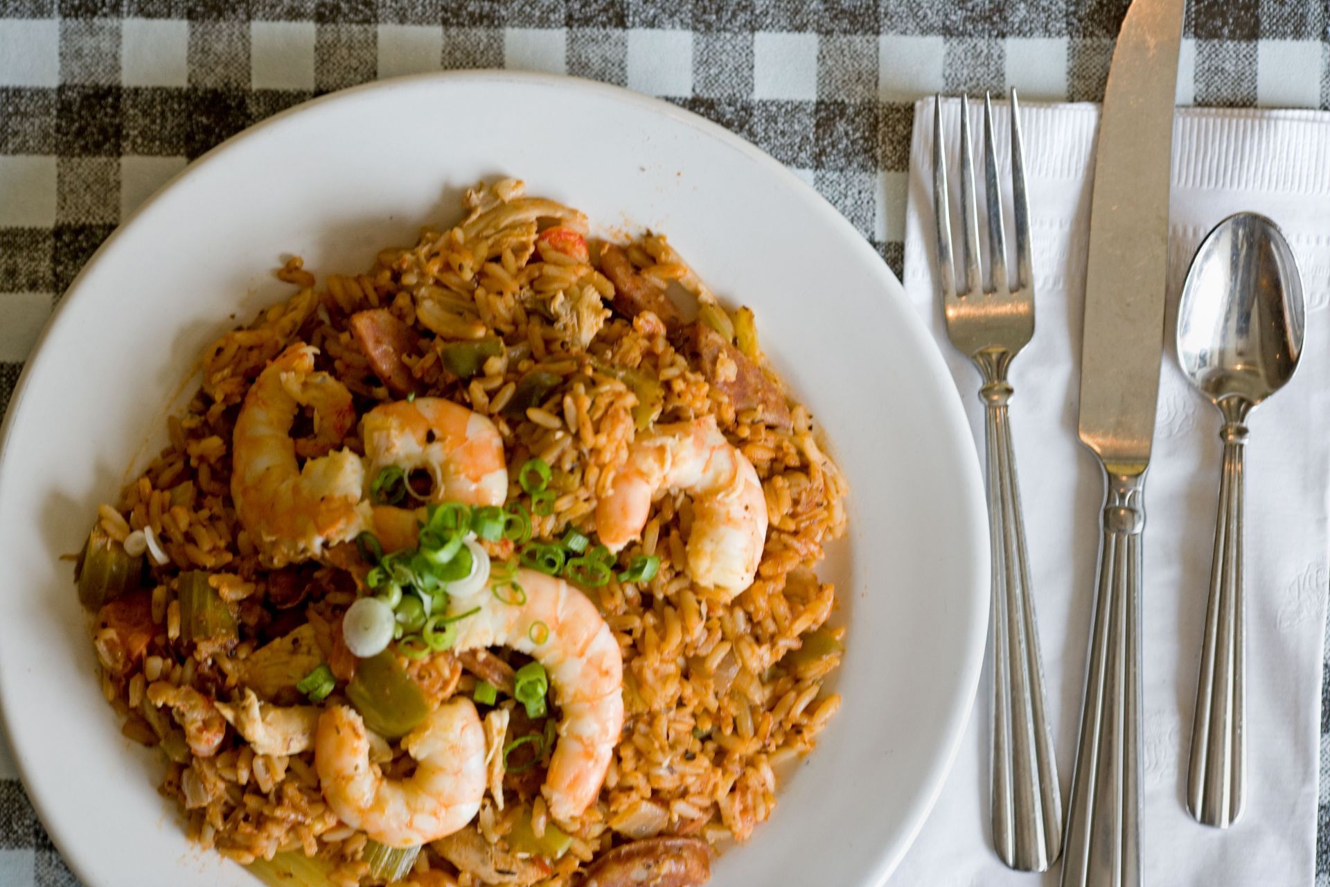 A traditional Jambalaya made with meat, vegetables, and long grains of rice (Image via Getty)