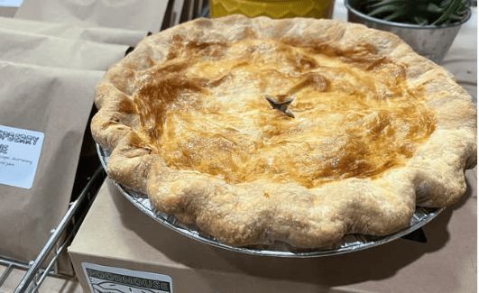 A classic apple pie from Poorhouse (Image via Instagram/@poorhousepiesvt)