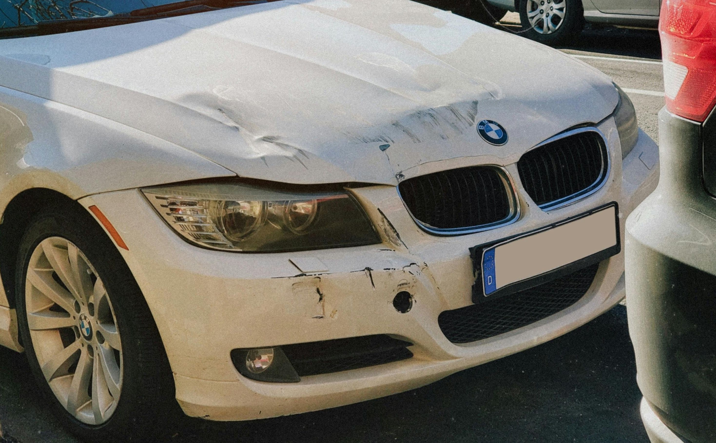 Damaged Front of A White Car (Image via Pexels)