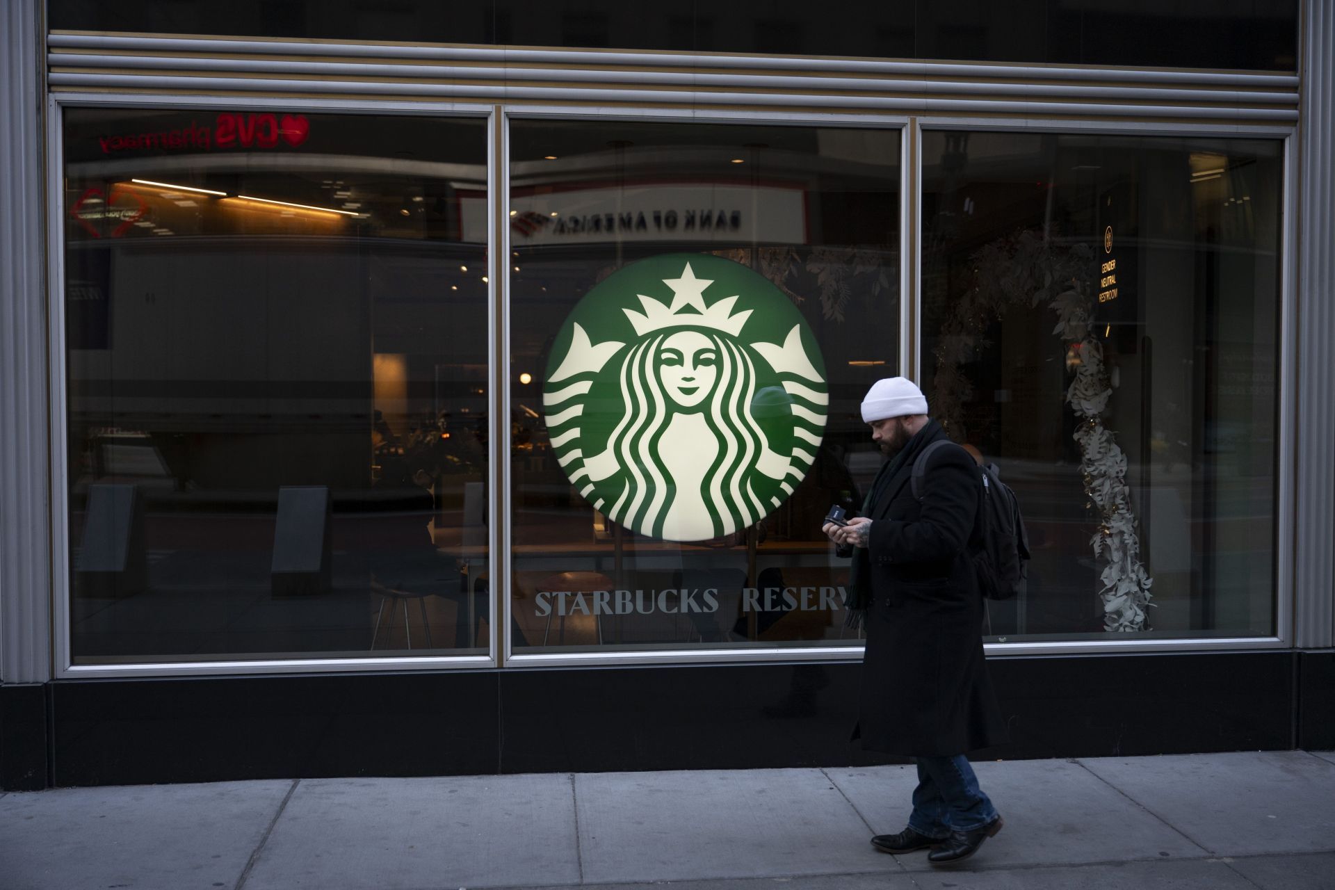 Starbucks to reverse open door policy for its cafes - Source: Getty