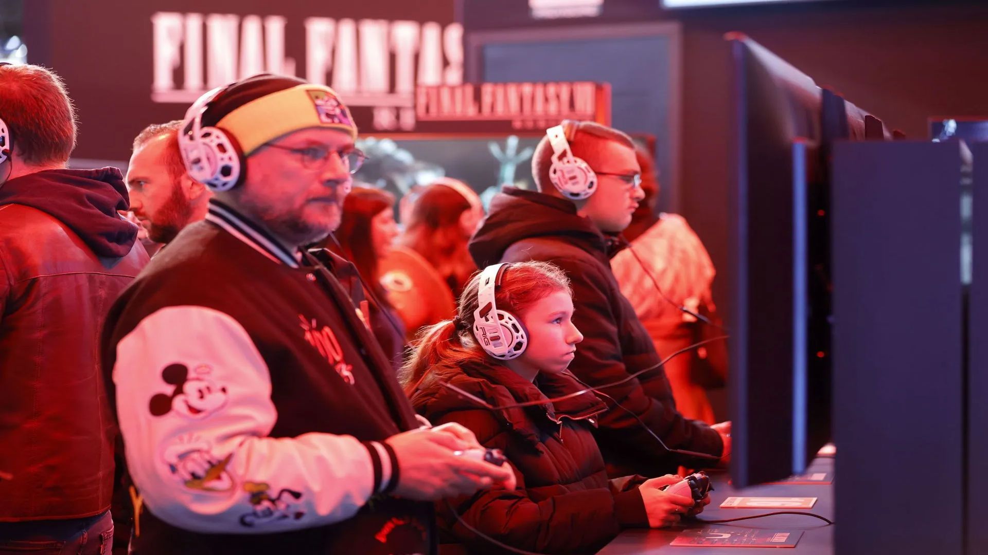 Paris Games Week 2023 : Gamers wearing headphones play the video game 