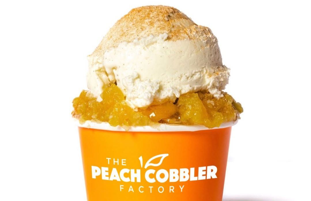 Mango Peach Cobbler from The Peach Cobbler Factory (Image via Instagram/@atlgetspeachy)