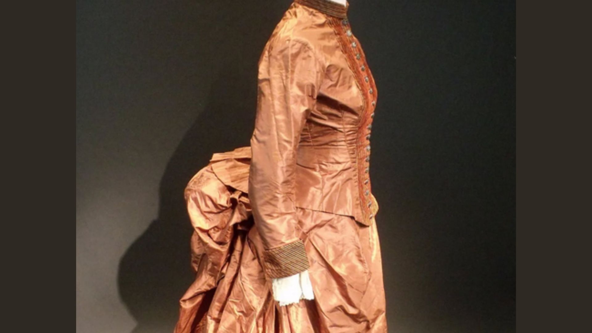 19th-centurey Antique dress (Image via Instagram/Sara Rivers Cofield)