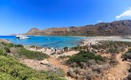 Beach in Santorini (Image via Getty / Laszlo Szirtesi)
