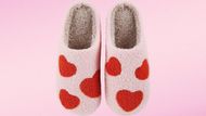 HIPINISS Plush Fluffy Foam slippers for Valentine's Day 2025 (Image via Amazon)