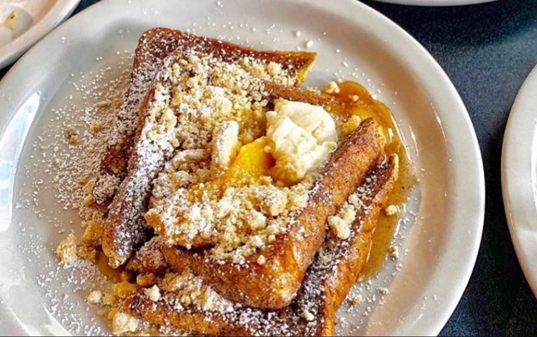 Peach Cobbler French Toast from Atlanta Breakfast Club. (Image via Instagram/@_atlantabreakfastclub)