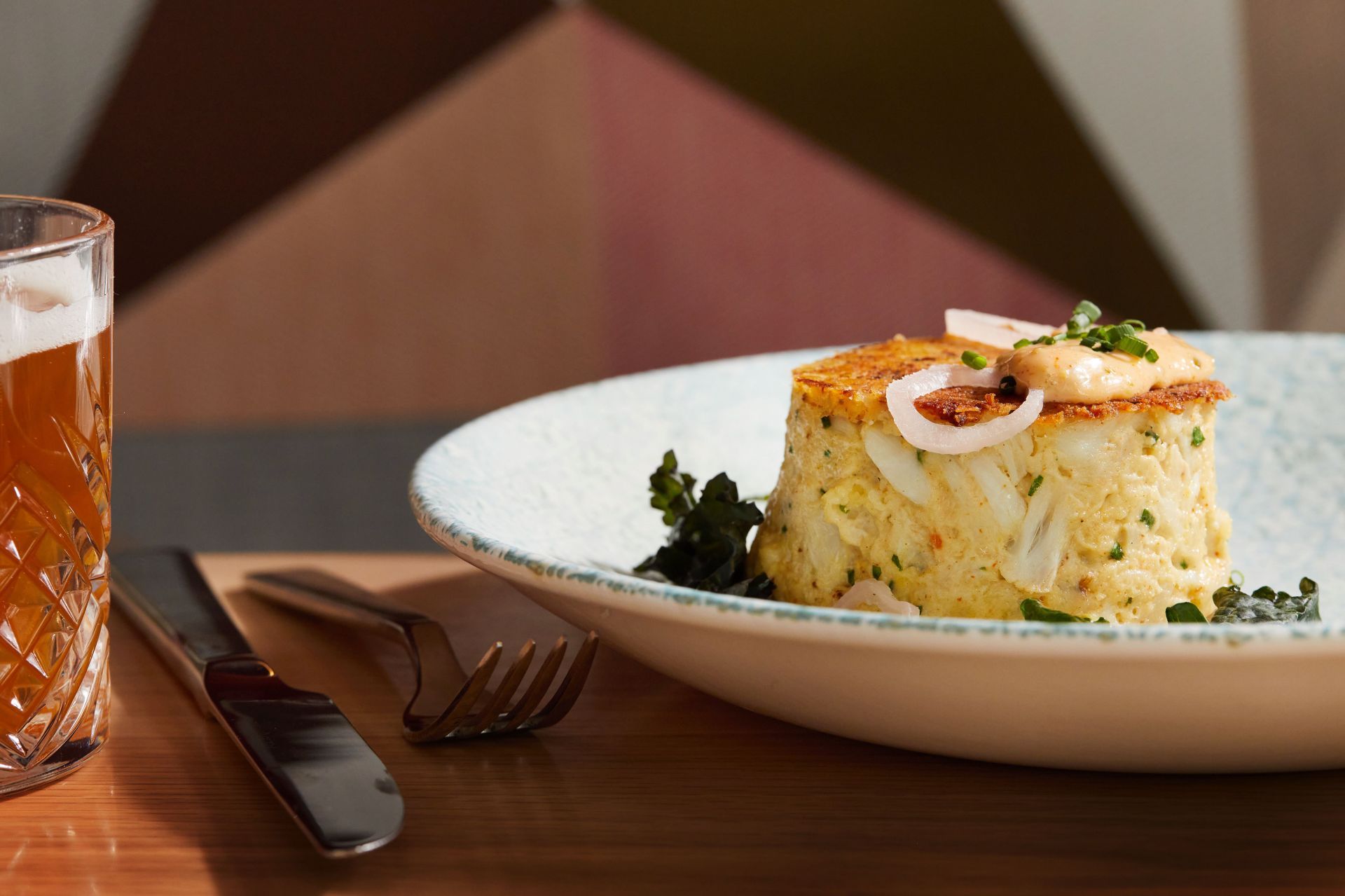 Delicious crab cakes (Image via Getty)