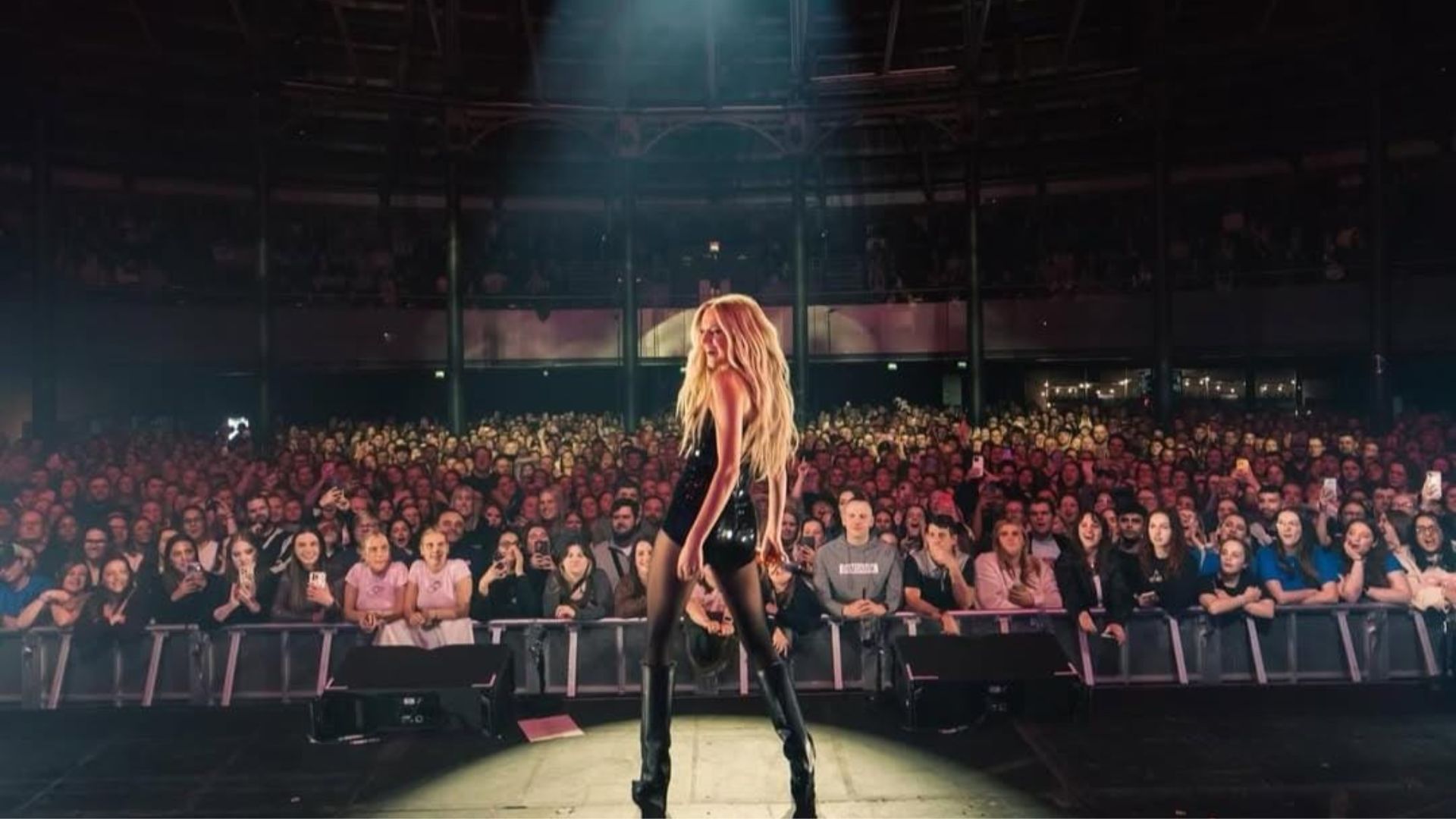 Kelsea Ballerini performing at London.(via Instagram/@kelseaballerini))