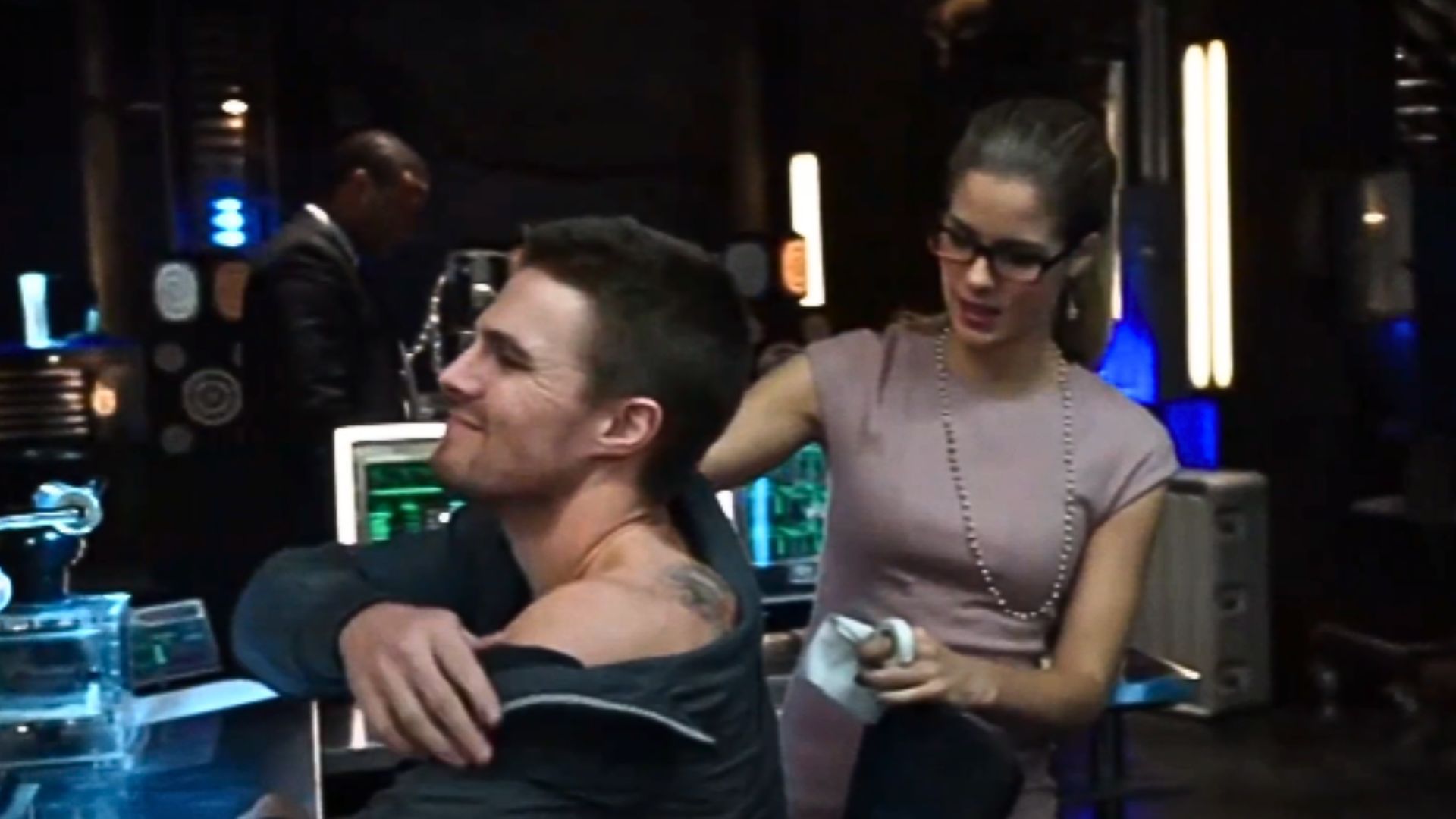 Felicity patches up Oliver | Image via Prime Video