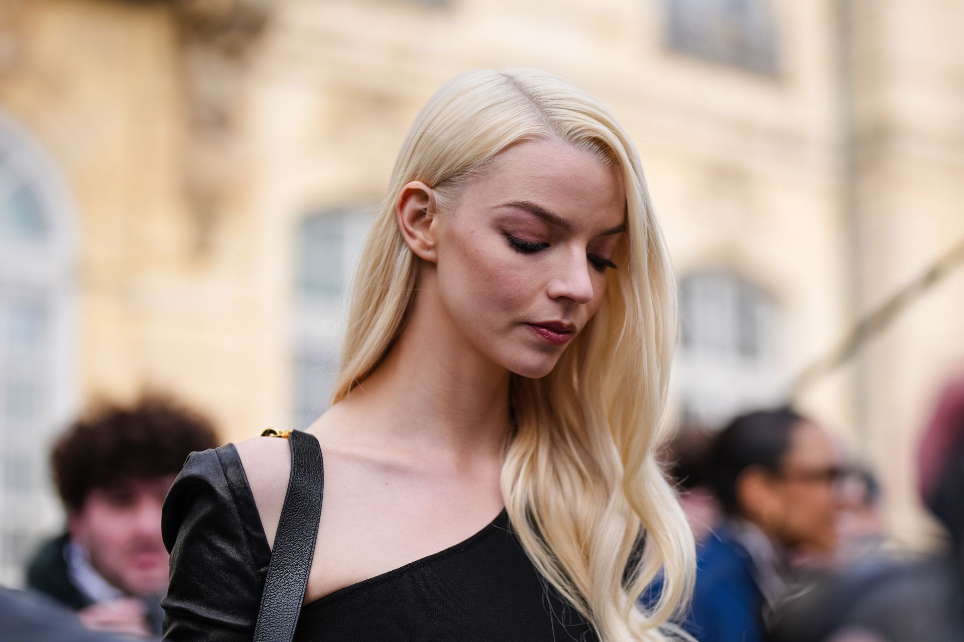 Street Style - Paris Fashion Week - Haute Couture Spring-Summer 2025 - Day One - Source: Getty