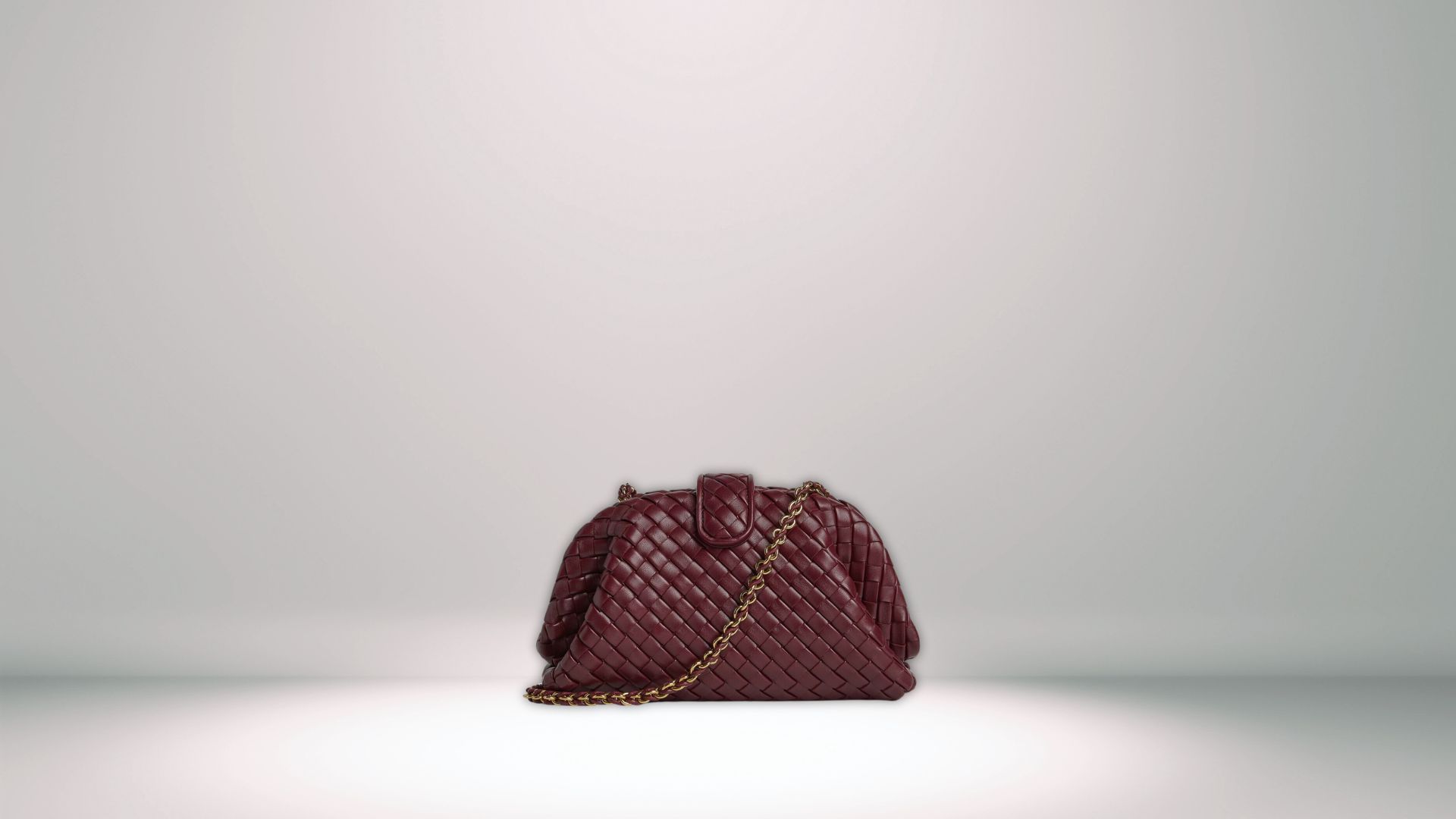 Medium Teen Lauren 1980 with Chain (Image via bottegaveneta.com)